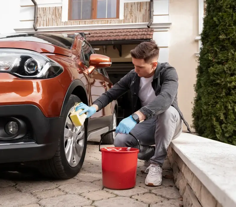 Lavage auto à domicile Villeneuve-les-Cerfs : professionnel intervenant sur un véhicule